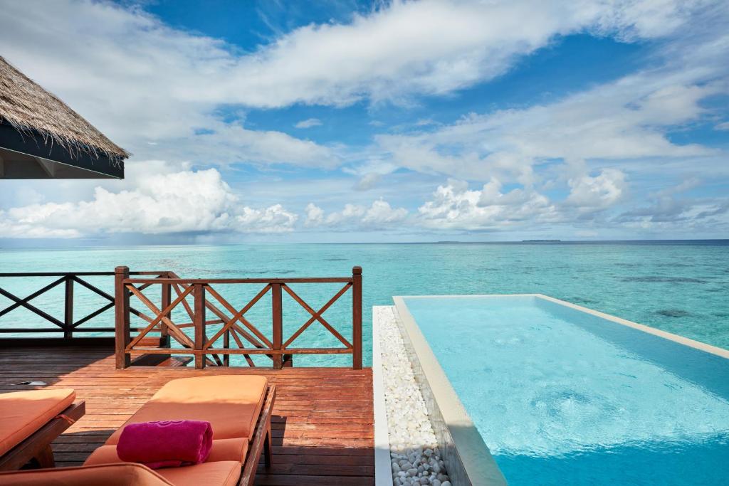 Bazén v ubytování Sun Siyam Vilu Reef with Free Transfer nebo v jeho okolí
