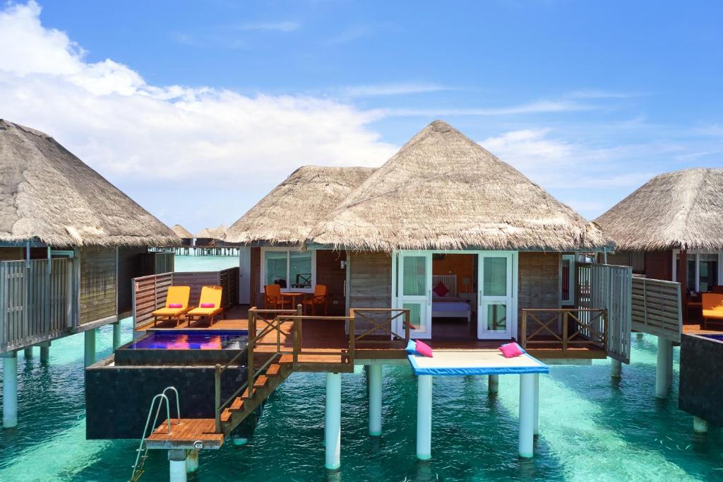 Bazén v ubytování Sun Siyam Vilu Reef with Free Transfer nebo v jeho okolí