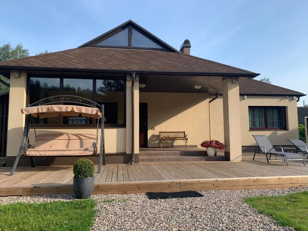 una casa con terraza y cama. en Florin, en Daugavpils