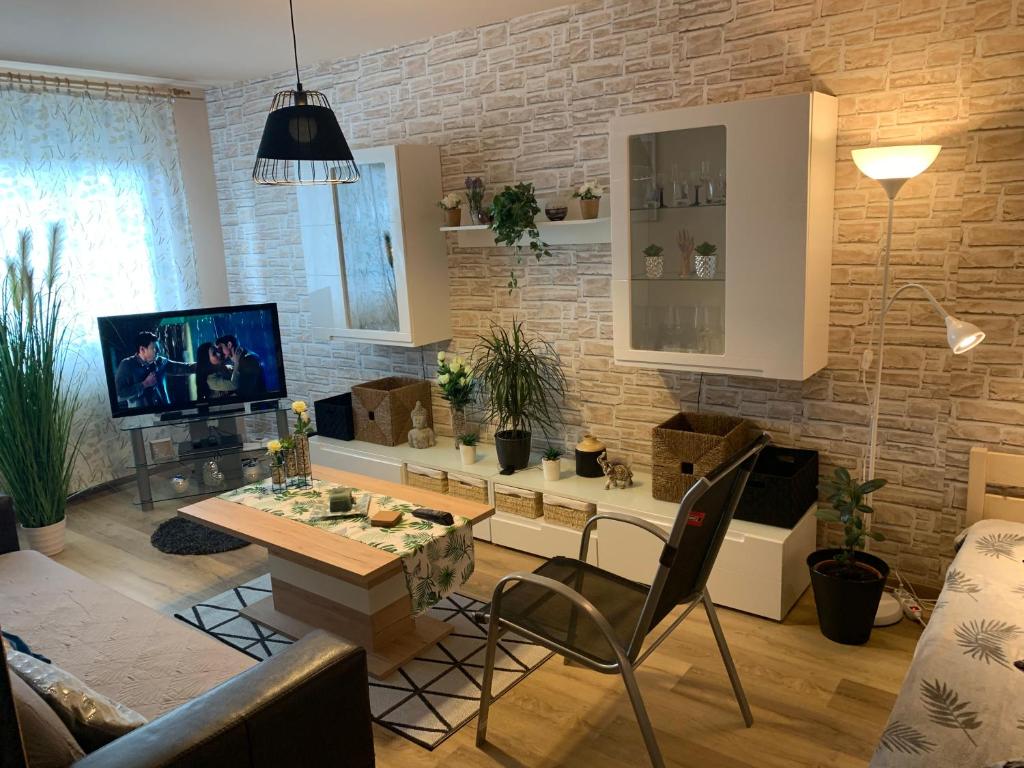 Televízia a/alebo spoločenská miestnosť v ubytovaní Apartment Simon