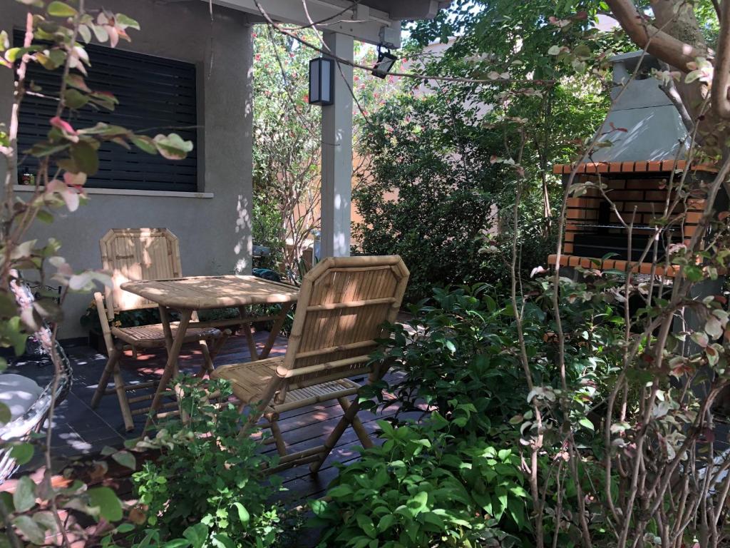 d'une terrasse avec 2 chaises et une table dans le jardin. dans l'établissement Studio by the river, à Hagoshrim