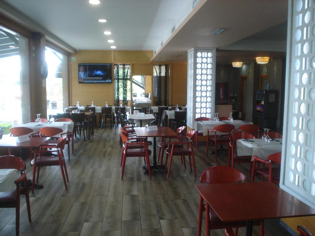 Reštaurácia alebo iné gastronomické zariadenie v ubytovaní HOSTAL CID