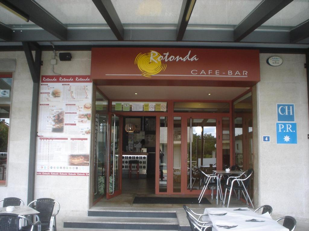 Reštaurácia alebo iné gastronomické zariadenie v ubytovaní HOSTAL CID