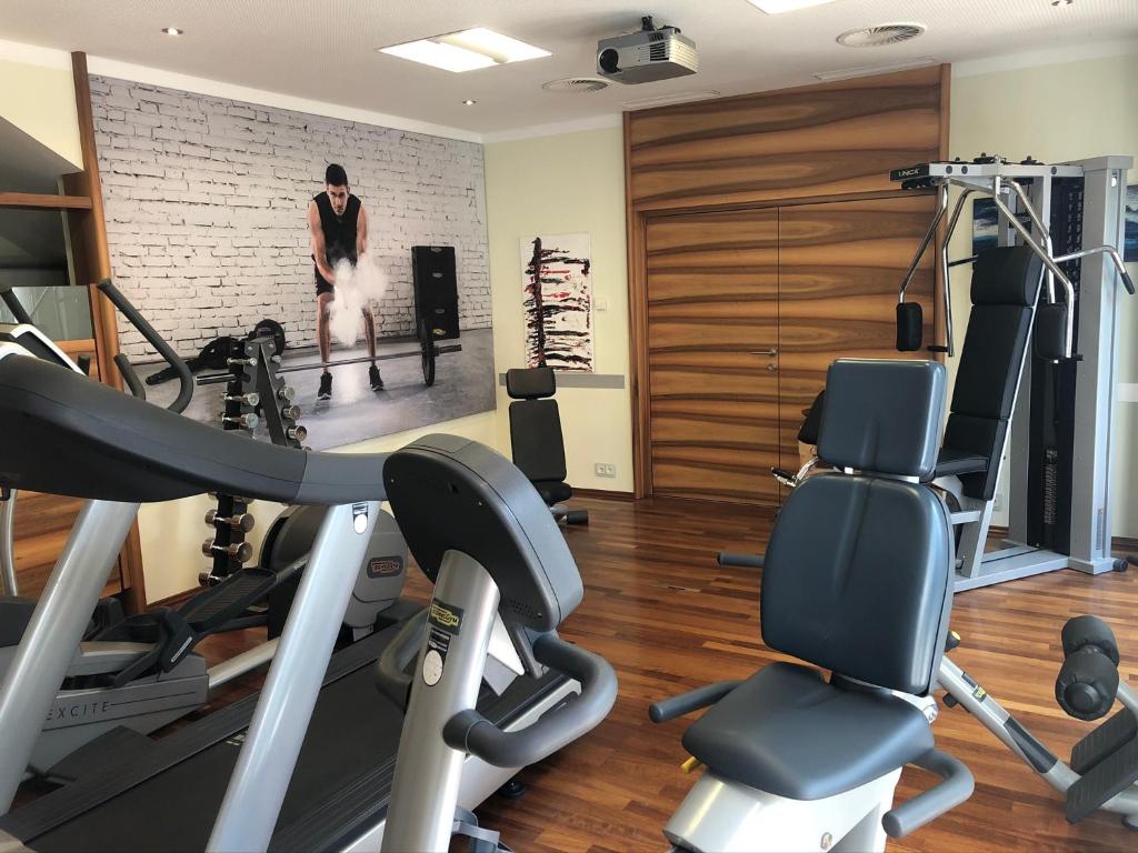 Fitness centrum a/nebo fitness zařízení v ubytování Tinschert Hotel-Restaurant-Partyservice