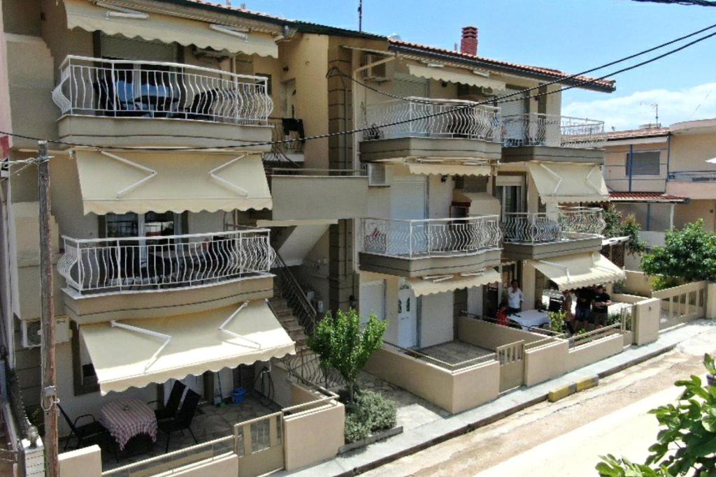 ein Apartmenthaus mit Balkon an der Seite in der Unterkunft Ofrinio Central Apartments in Ofrynio