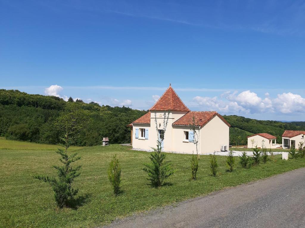 una casa en un campo al lado de una carretera en La Quercynoise, en Le Vigan