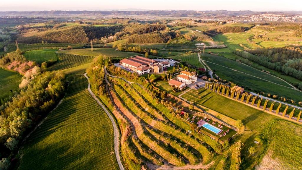 una vista aerea di una casa in un campo di Casale Podernovo a Terricciola