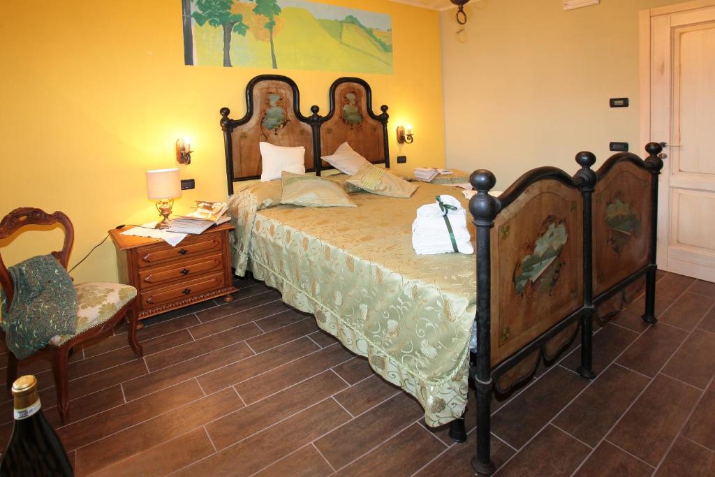 Uma cama ou camas num quarto em Tre colline in langa