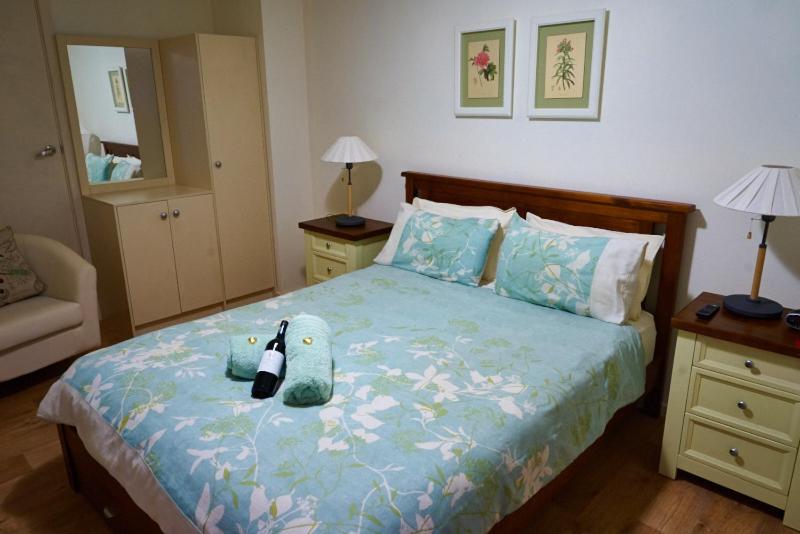 
A bed or beds in a room at Underground Bed & Breakfast
