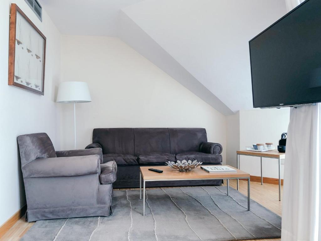 A television and/or entertainment centre at Gran Hotel Victoria