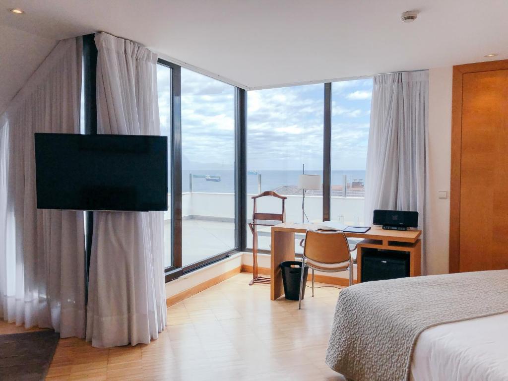 A television and/or entertainment centre at Gran Hotel Victoria