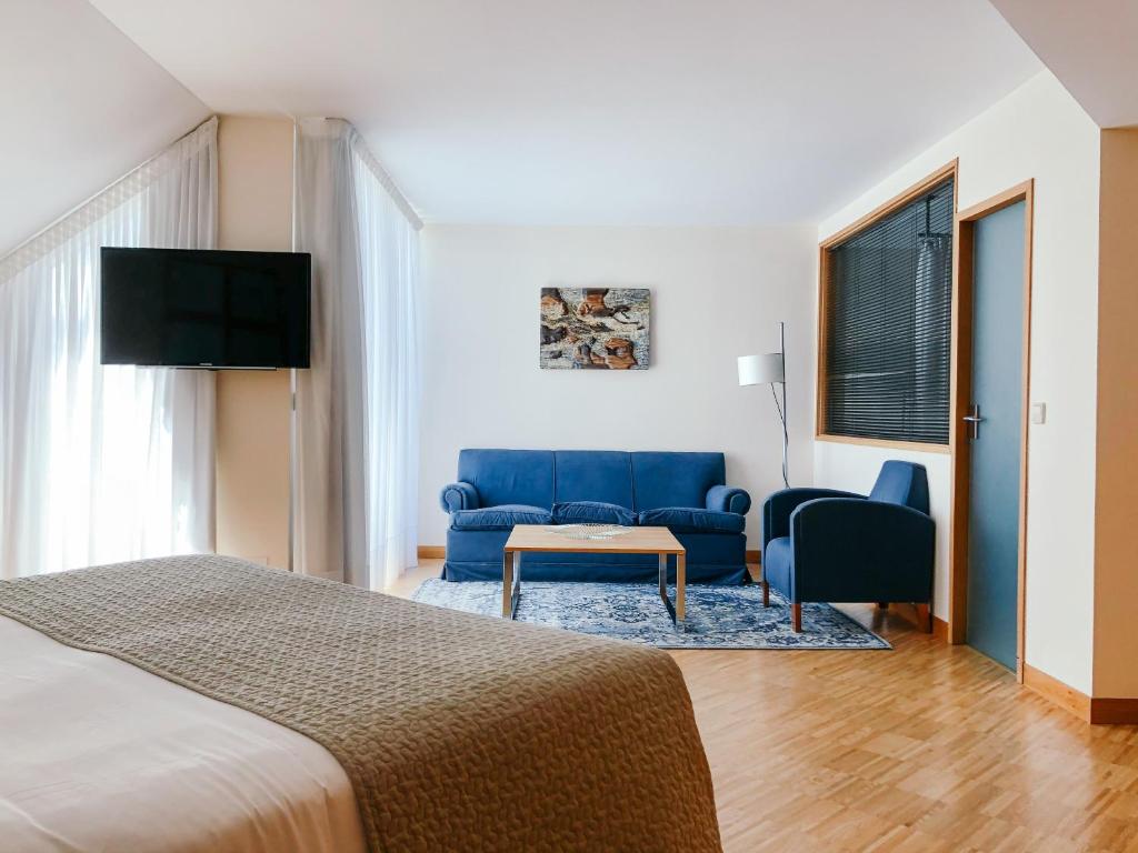 A television and/or entertainment centre at Gran Hotel Victoria