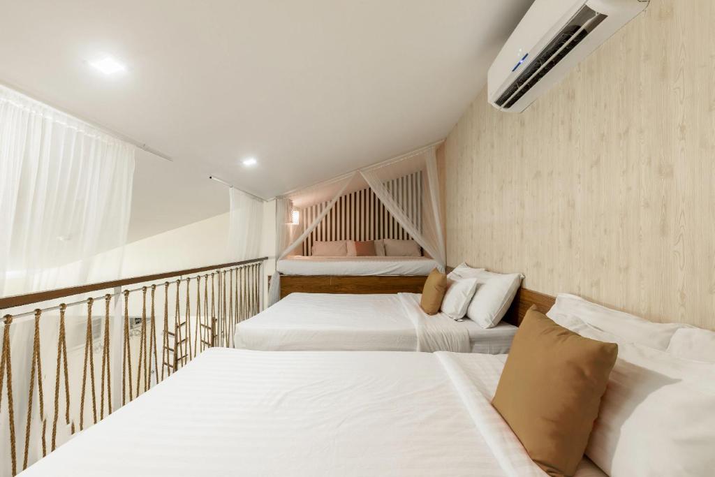 Postel nebo postele na pokoji v ubytování Selah Garden Hotel Manila