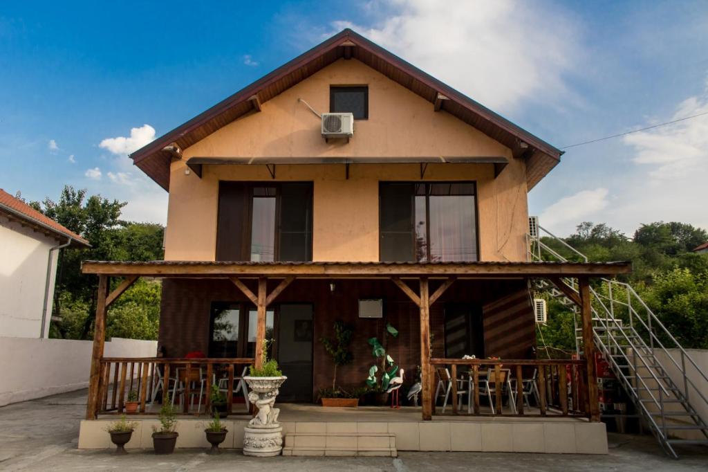Casa con porche y patio en Vila Rico en Tulcea