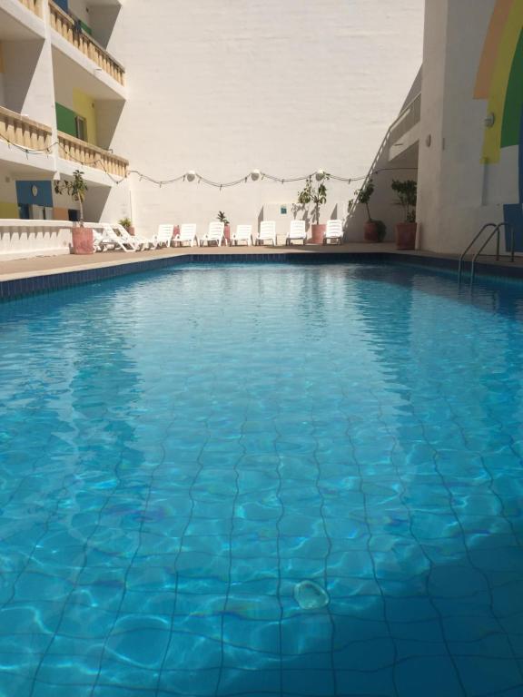 una piscina en un hotel con agua azul en NSTS Campus Residence and Hostel, en Msida