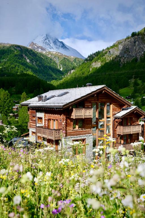 ein Holzhaus mit einem Berg im Hintergrund in der Unterkunft Mountain Paradise in Zermatt