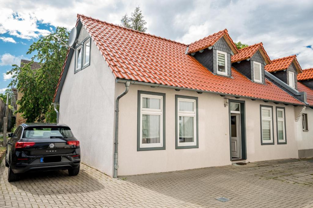 a car parked in front of a house at Harznester - Ferienhaus am Thie in Blankenburg