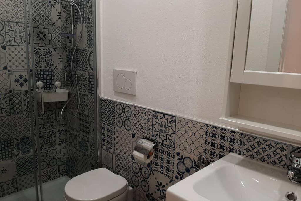 W łazience znajduje się toaleta, umywalka i lustro. w obiekcie Casetta ALU' - il tuo nido a Stampace w Cagliari