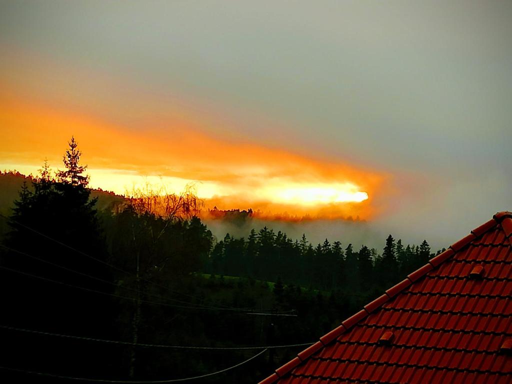 Východ nebo západ slunce při pohledu z apartmánu nebo okolí