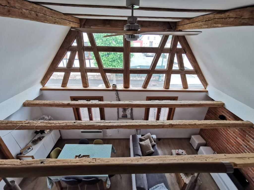 KesseldorfにあるUne Maison à Colombages - Cosy, Lumineuse et Saunaの屋根裏部屋(木製の垂木、窓付)