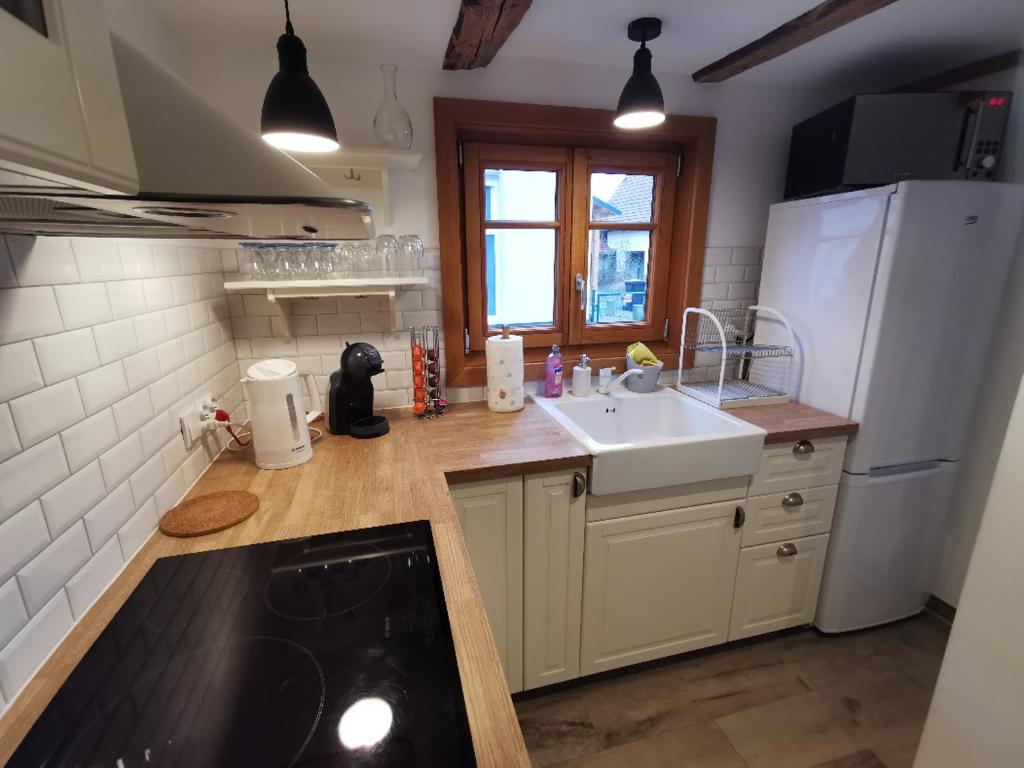 Kuchyň nebo kuchyňský kout v ubytování Une Maison à Colombages - Cosy, Lumineuse et Sauna