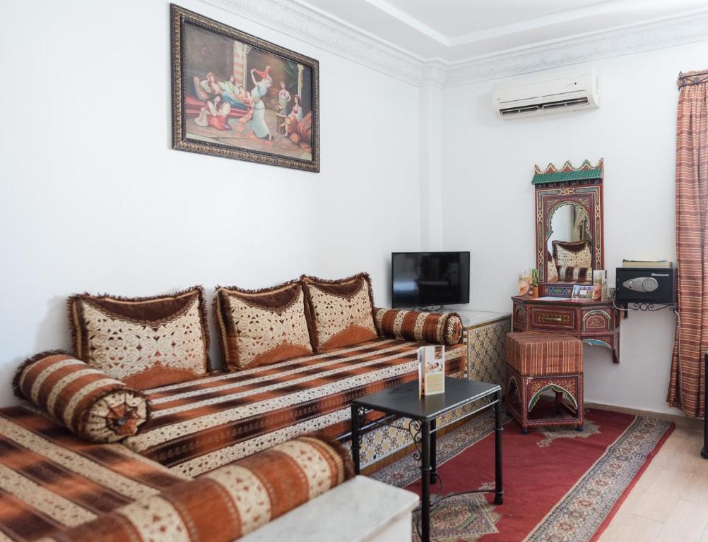 un salon avec un canapé et une table dans l'établissement Hotel Moroccan House Casablanca, à Casablanca