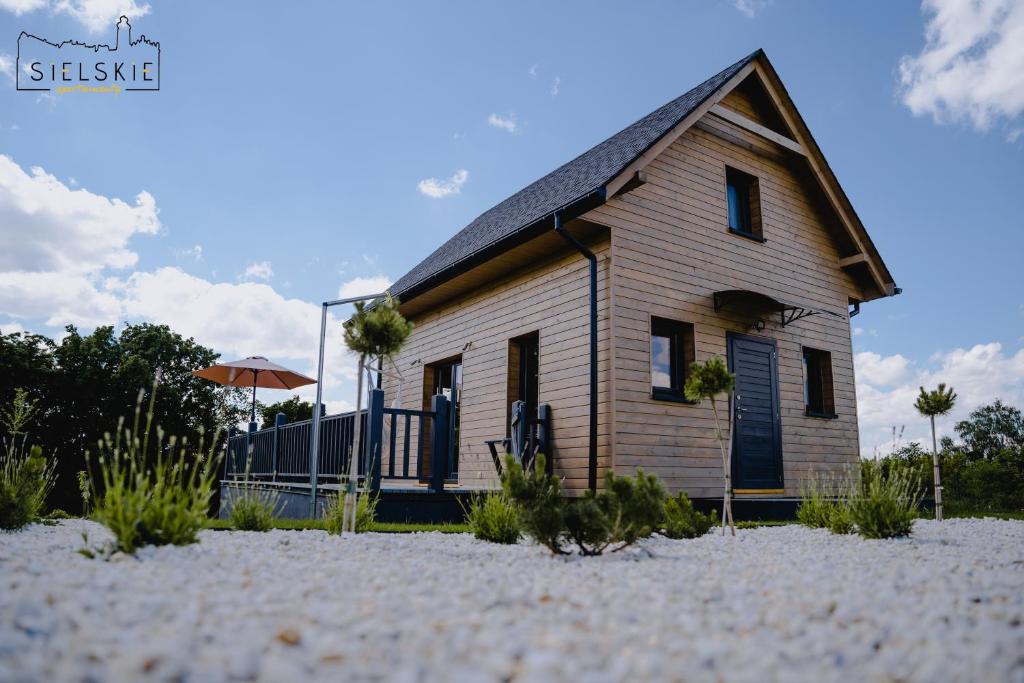- une petite maison sur la plage de sable dans l'établissement Sielskie Chatki, à Sandomierz