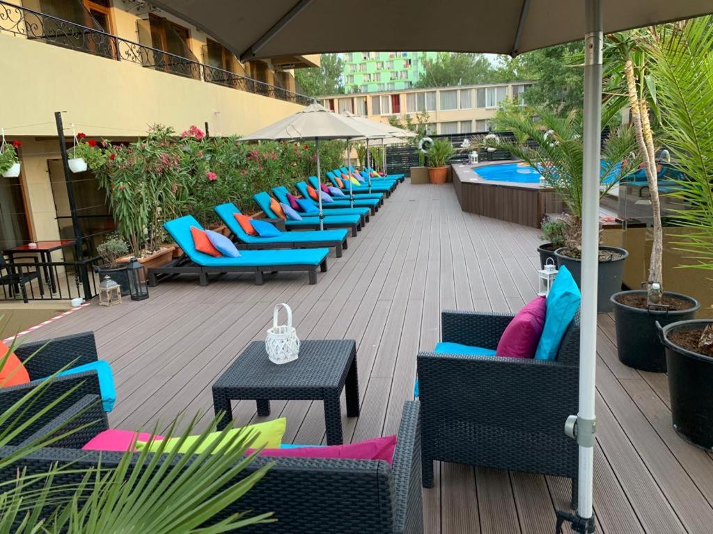 - une rangée de chaises et de tables sur une terrasse dans l'établissement Richmond Hotel, à Mamaia