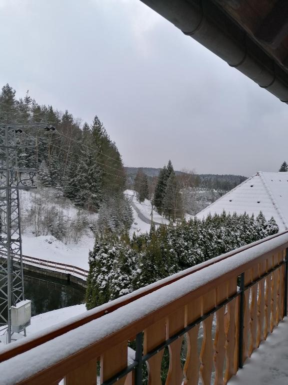 Ferienwohungen im Kuchersbach v zimě