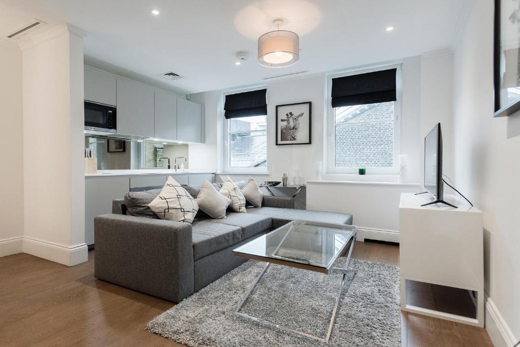 a living room with a couch and a table at Beautiful Studio On The Strand in London