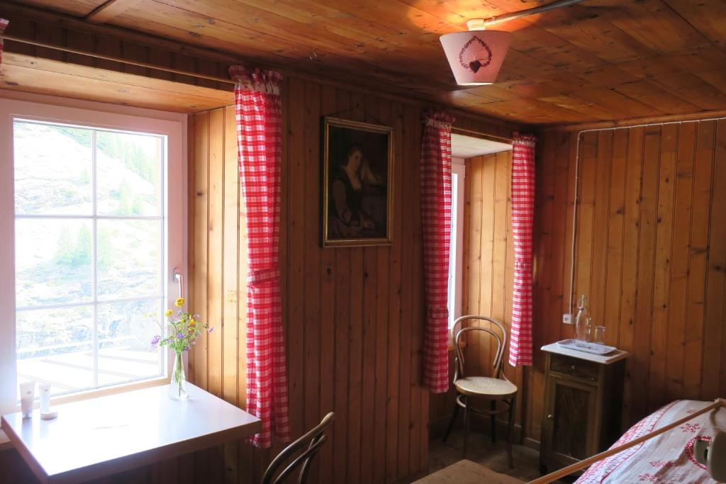 Postel nebo postele na pokoji v ubytování Edelweiss Mountain Guest House - 1 hour hike up from Zermatt station - On hiking trail - No transport