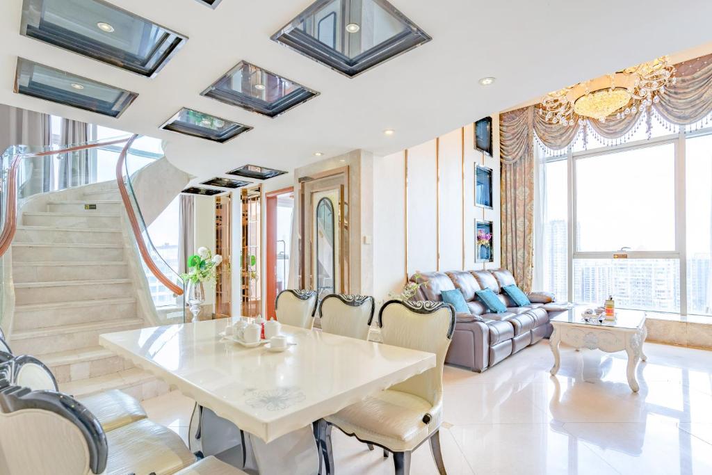 a living room with a table and a couch at Louidon Mega Apartment Hotel Of Kam Rueng Plaza - Sunshine Apartment in Guangzhou