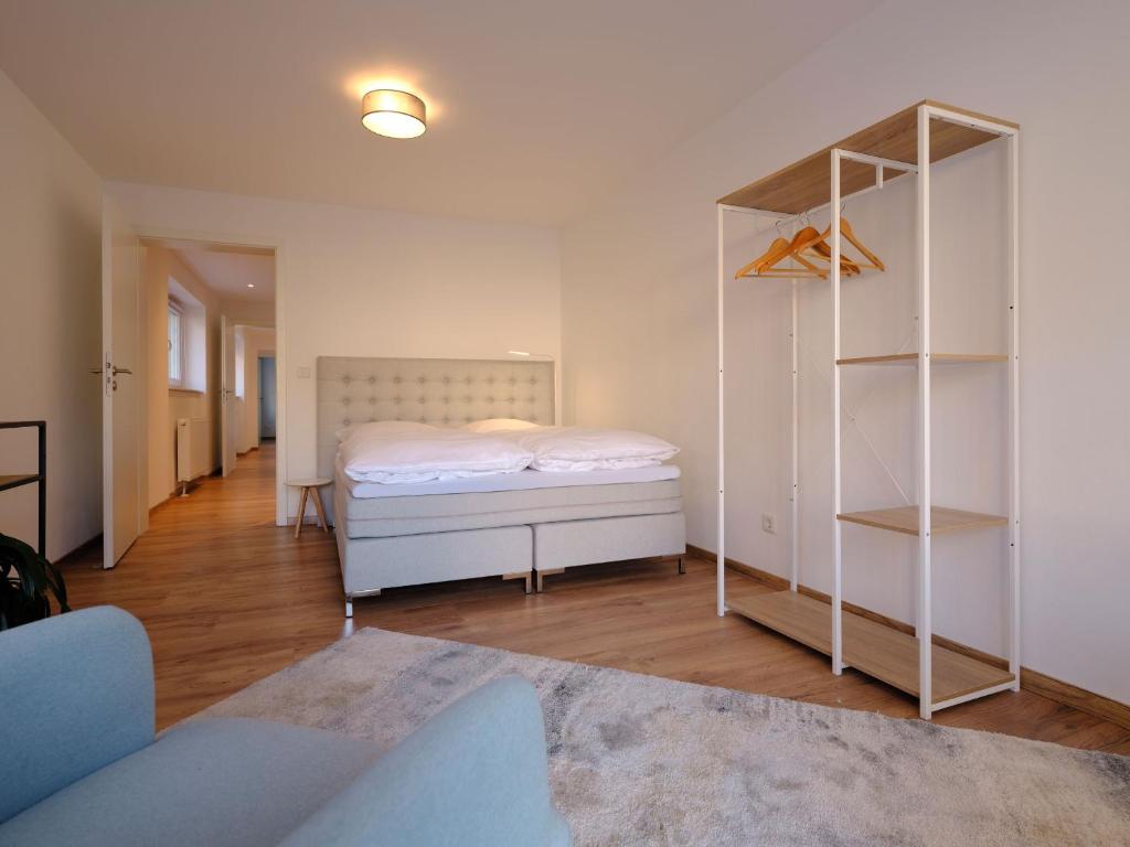 1 dormitorio con cama y estante para libros en Travel Art Boardinghouse en Neuruppin