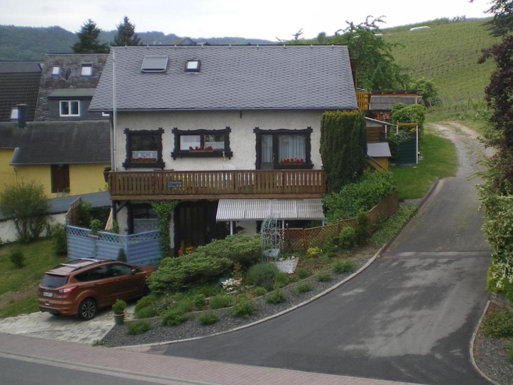 a house with a car parked in front of it at Ferienwohnung Sausen in Kröv