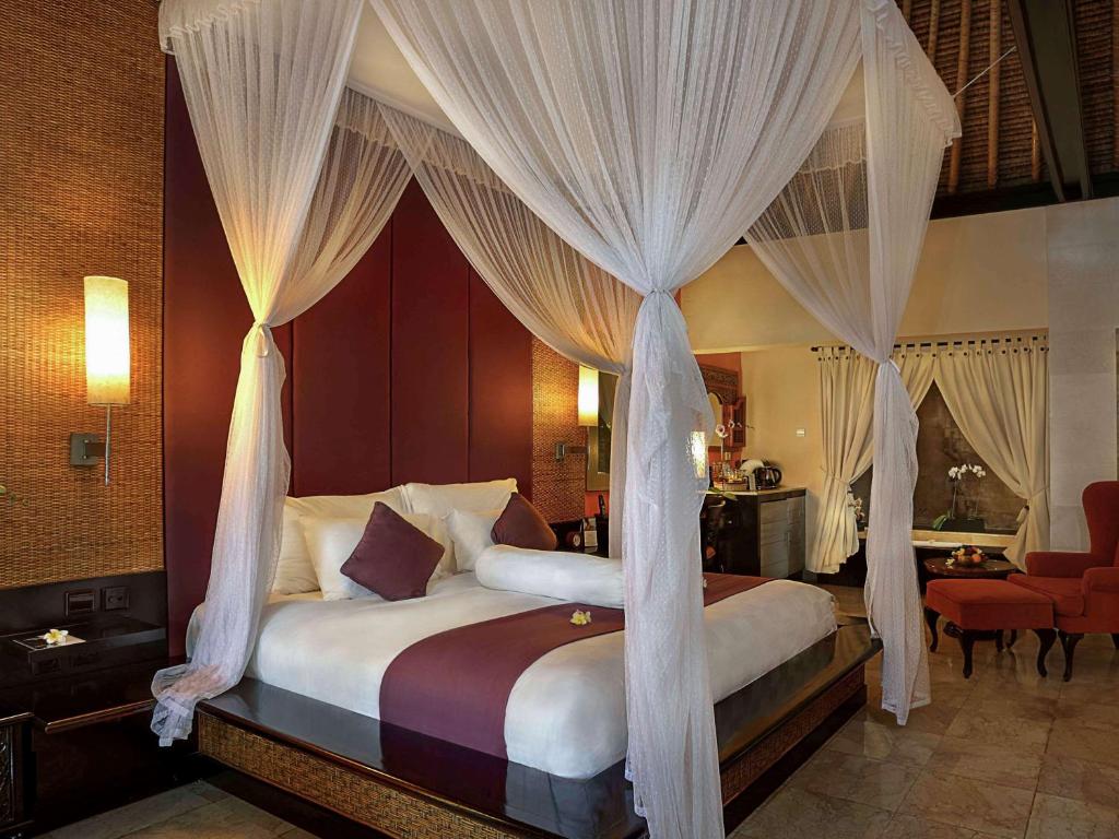 Un ou plusieurs lits dans un hébergement de l'établissement The Royal Beach Seminyak Bali