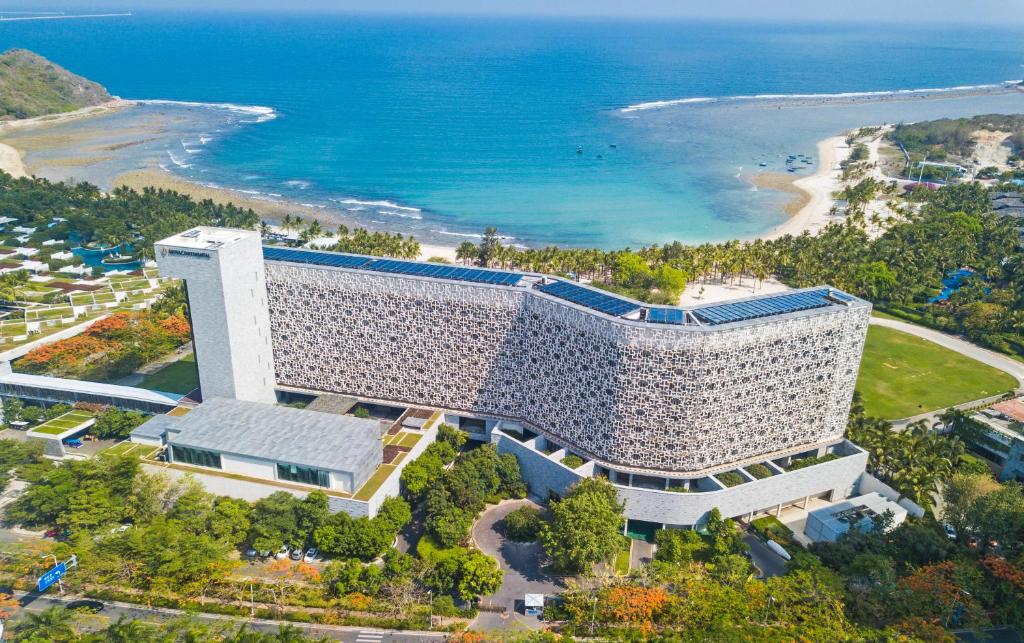 uma vista aérea de um edifício ao lado da praia em InterContinental Sanya Resort, an IHG Hotel em Sanya