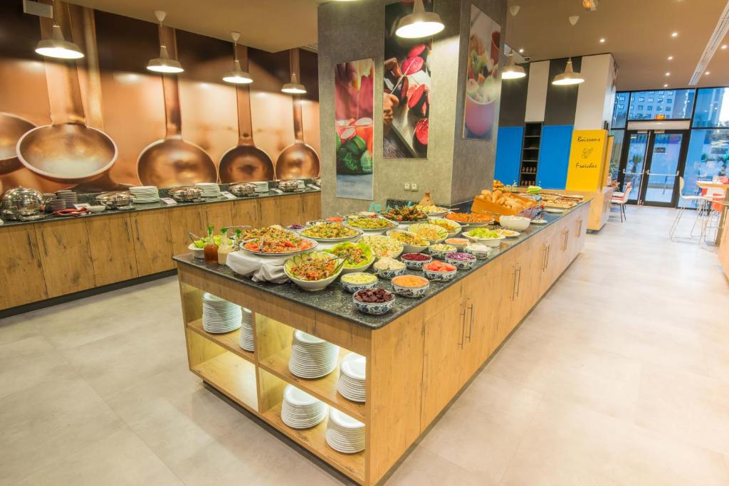a buffet in a restaurant with a lot of food at ibis Alger Aéroport in Alger