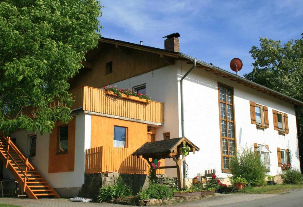 a house with a hot air balloon on top of it at Ferienwohnung Fuchsbau in Konzell