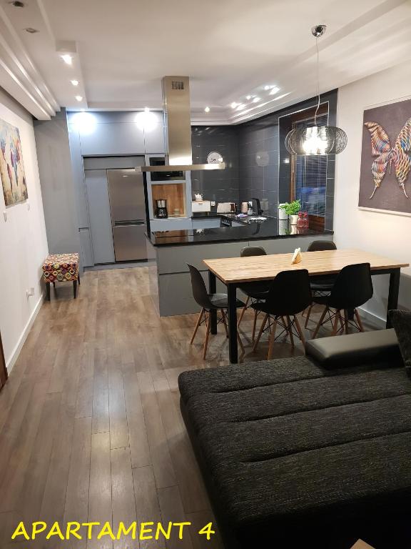 jadalnia i kuchnia ze stołem i krzesłami w obiekcie Apartamenty Amalia w mieście Szary Dwor