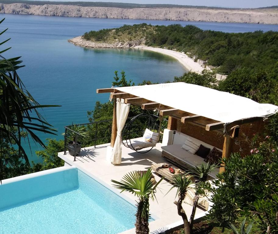 Cette villa dispose d'une piscine et offre une vue sur l'océan. dans l'établissement Artistic Beach House with Pool, à Jadranovo