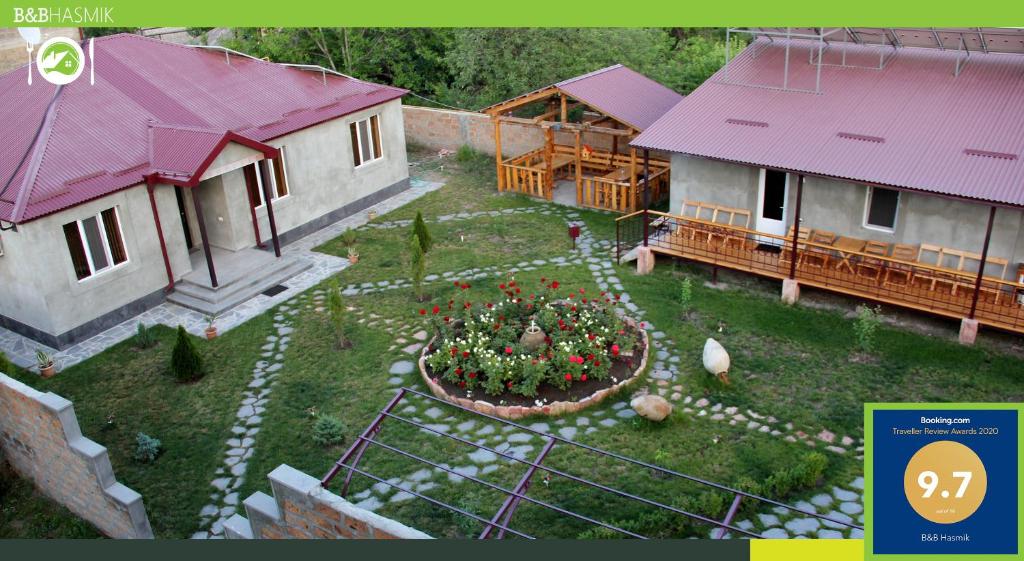 un modèle de maison et un jardin fleuri dans l'établissement Guest house Hasmik, à Yeghegnadzor