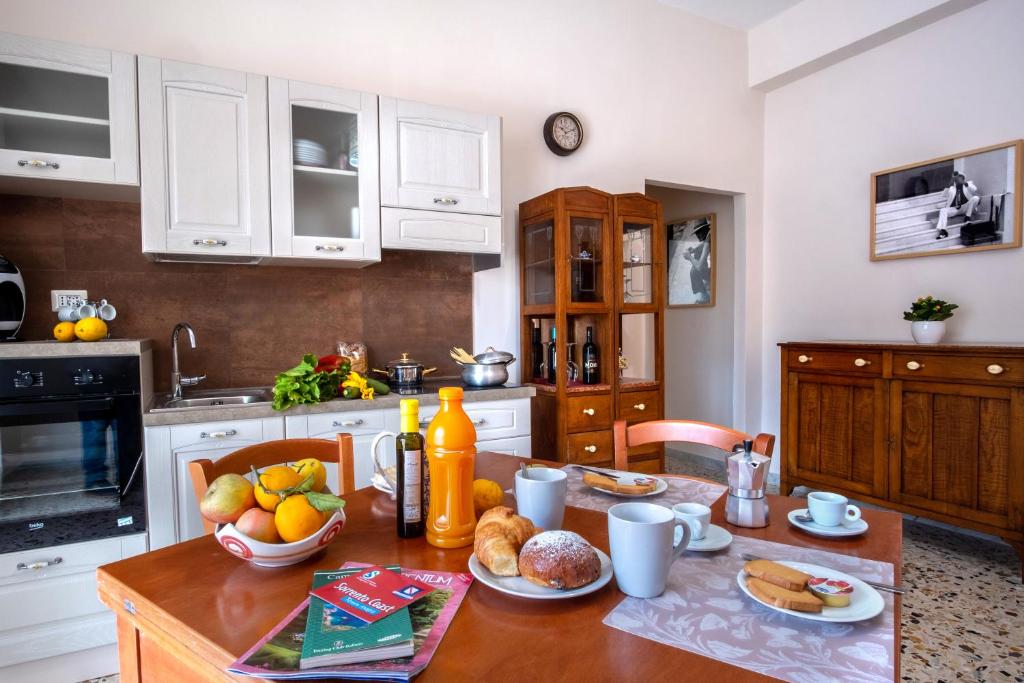 una cocina con una mesa con fruta. en Casa De Curtis Sorrento, en Sorrento
