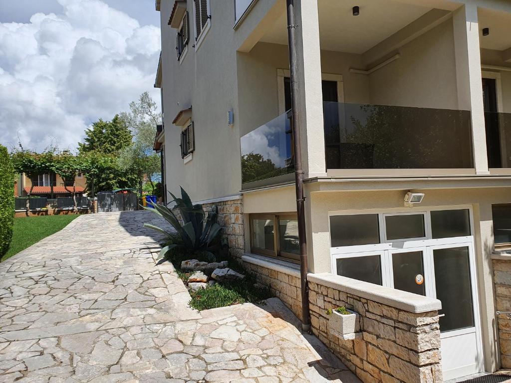 dom z kamiennym chodnikiem obok budynku w obiekcie Apartments Cocaletto5 w Rovinj