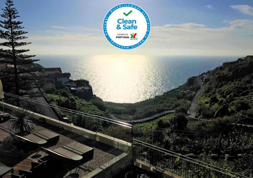 vistas al océano desde el balcón de una casa en Hotel Do Campo en Ribeira Brava