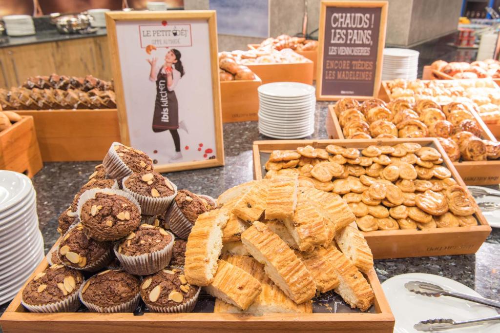 a table with different types of pastries and other baked goods at ibis Alger Aéroport in Alger