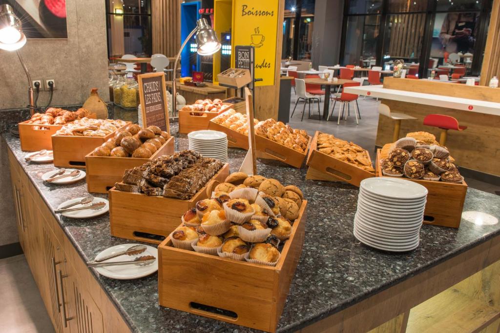 a bakery counter with many different types of pastries at ibis Alger Aéroport in Alger