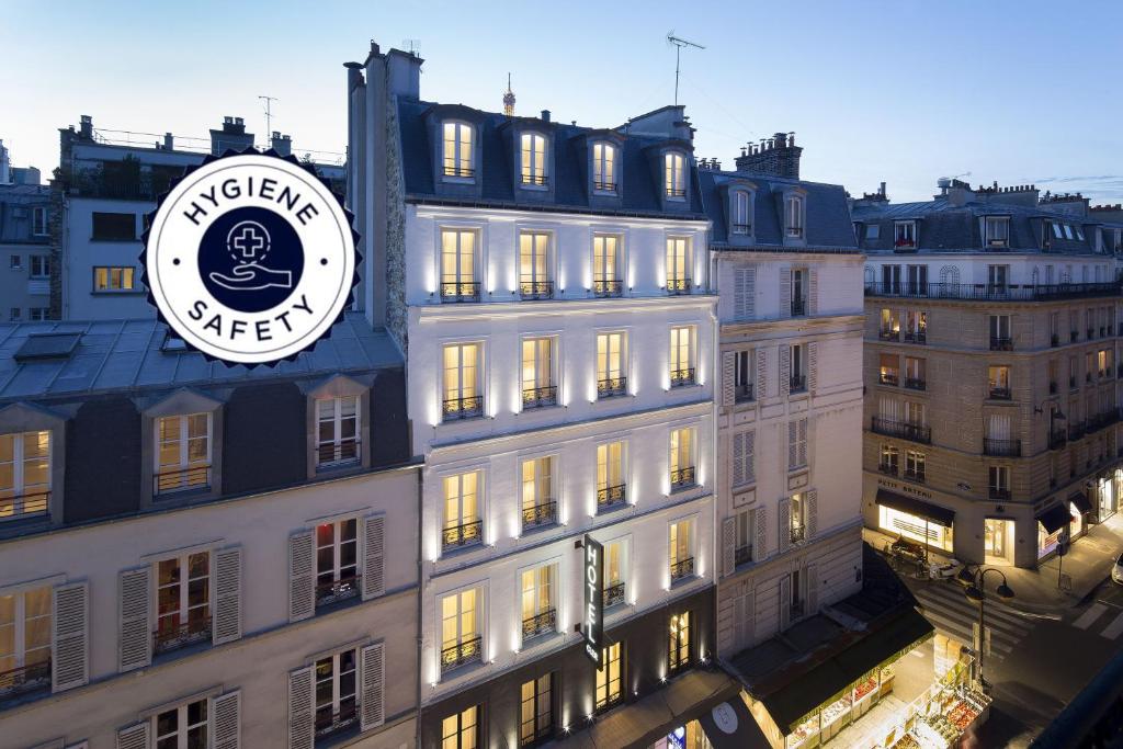 un edificio con un reloj al costado. en Cler Hotel en París
