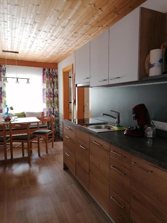 Kuchyň nebo kuchyňský kout v ubytování "HAUS MELANIE" inklusive SILVRETTA PREMIUM SUMMERCARD