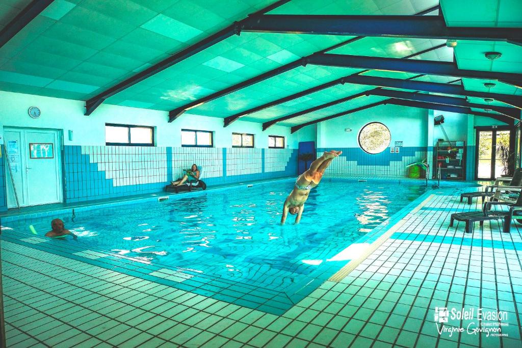 Bazén v ubytování Chalet Ma Neou nebo v jeho okolí