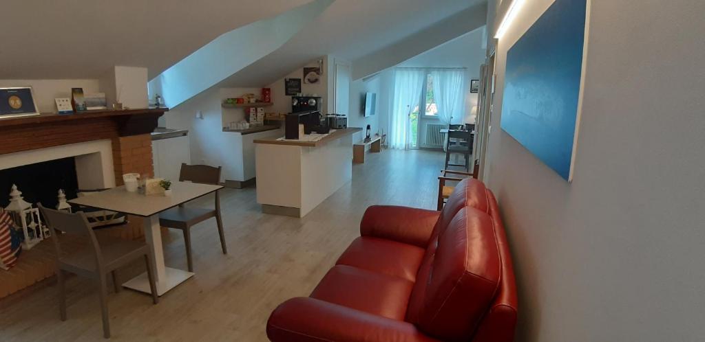 salon z czerwoną kanapą i stołem w obiekcie Villa De Ruschi w mieście Montacuto